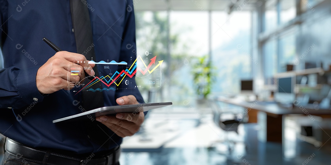 Homem jovem empresário mexendo em seu celular smartphone