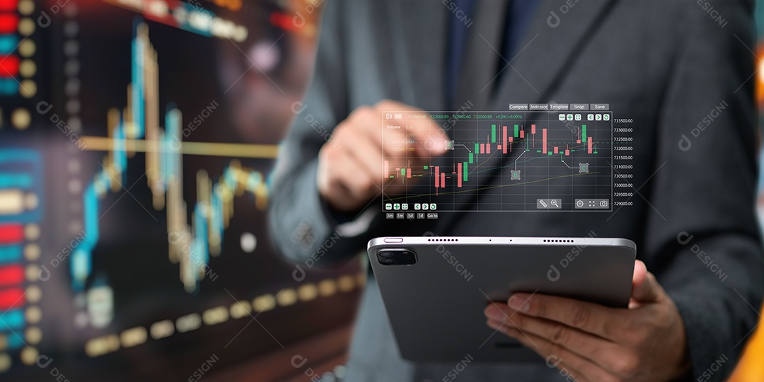 Homem jovem empresário mexendo em seu celular smartphone