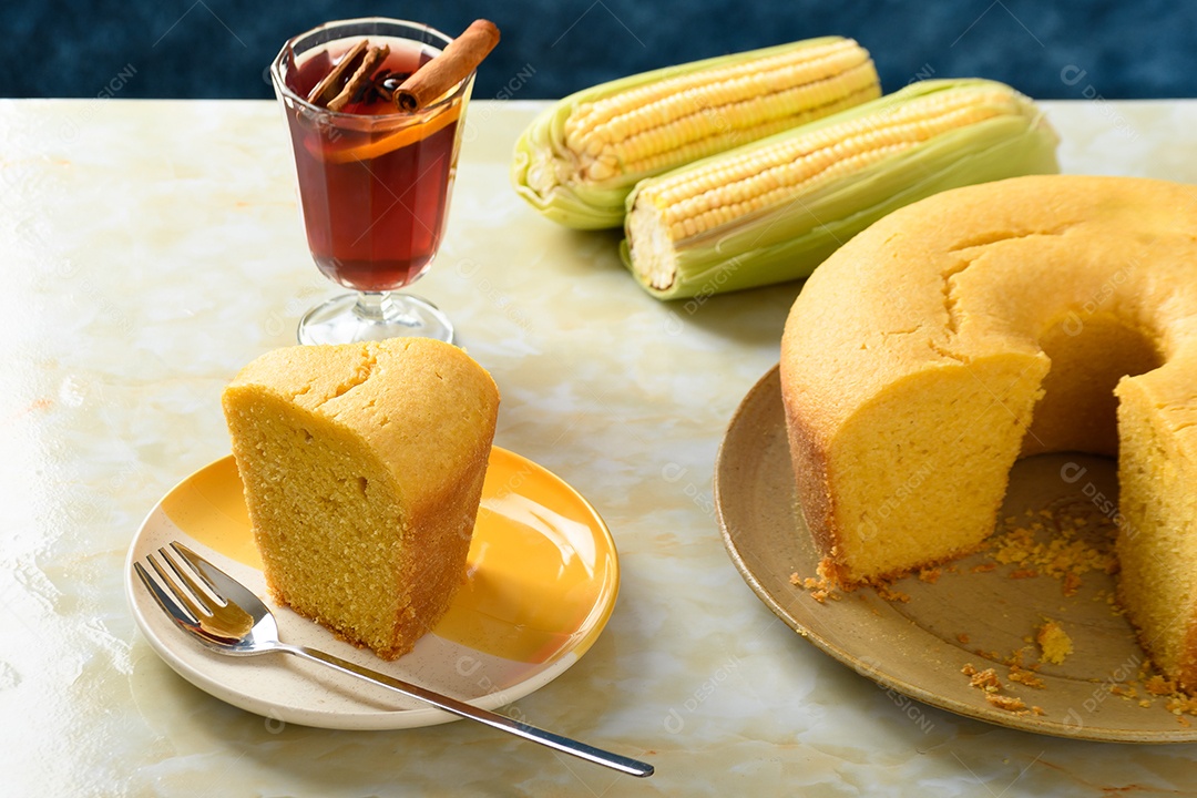 Bolo de milho caseiro fofinho com fatia do prato