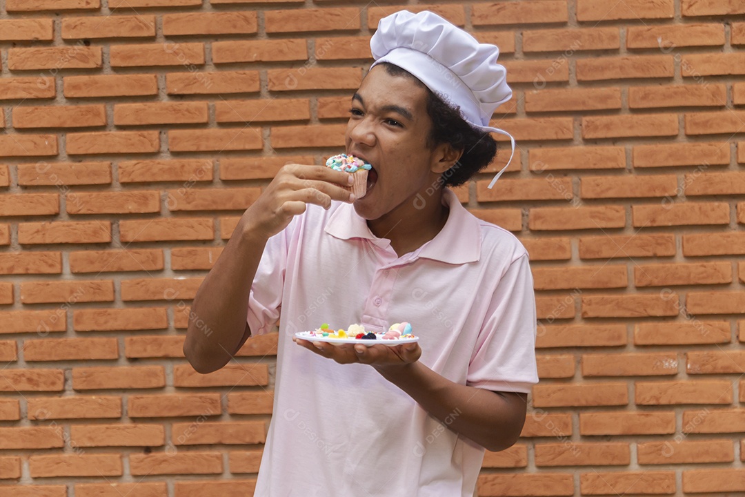 Homem jovem usando roupas de chefe de cozinha