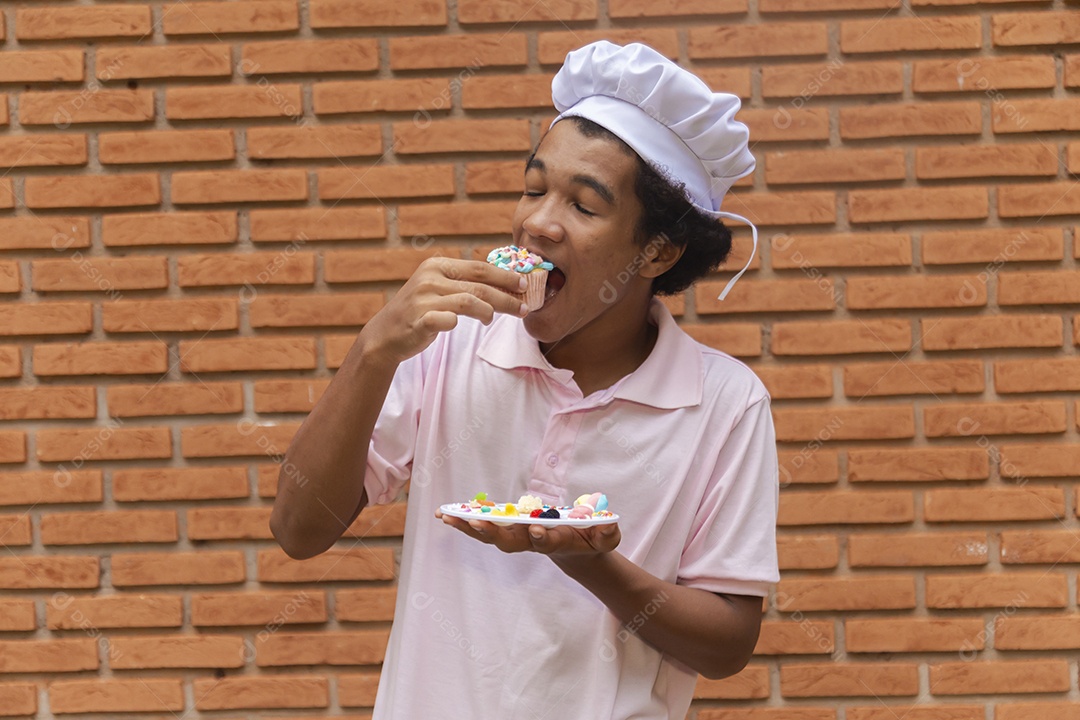 Linda criança usando roupas de chefe de cozinha