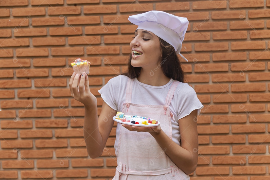 Linda criança usando roupas de chefe de cozinha