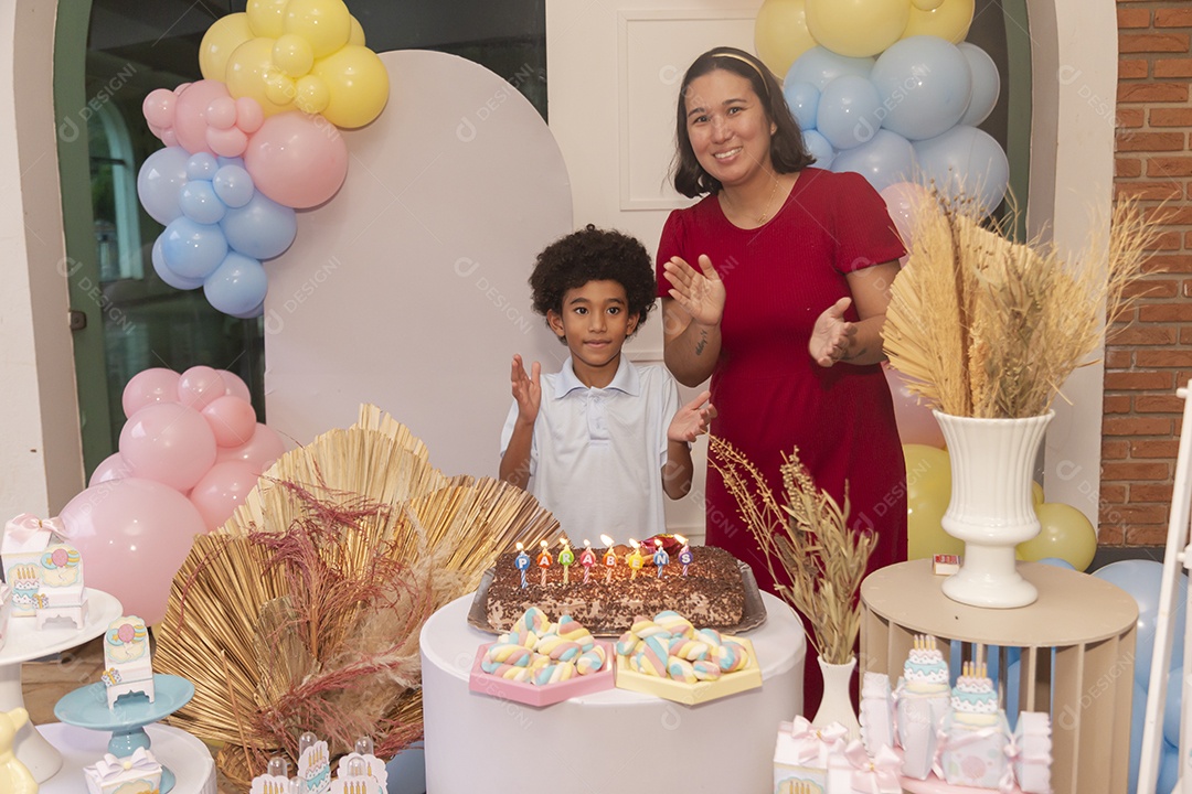 Mãe fazendo aniversário para seu filho