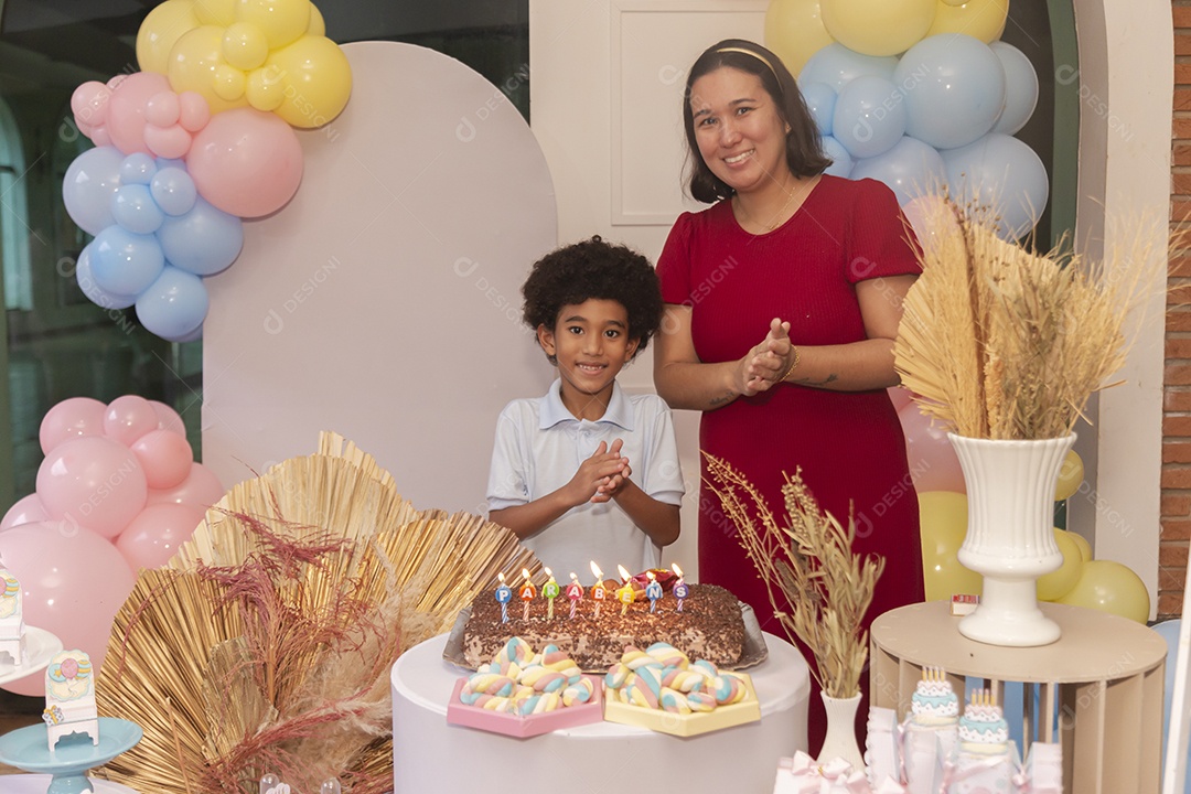 Mãe fazendo aniversário para seu filho