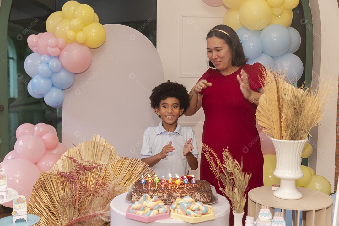 Mãe fazendo aniversário para seu filho