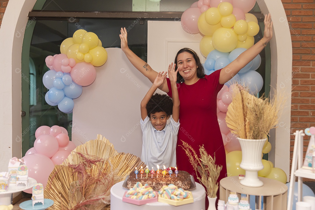 Mãe fazendo aniversário para seu filho