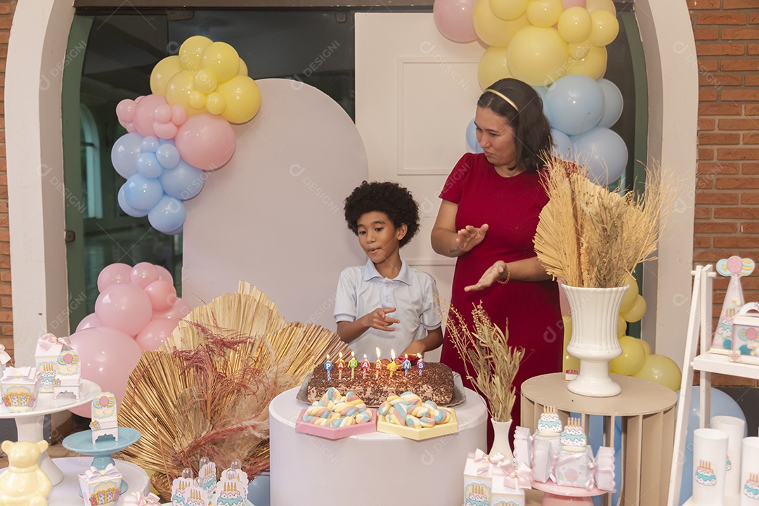 Mãe fazendo aniversário para seu filho
