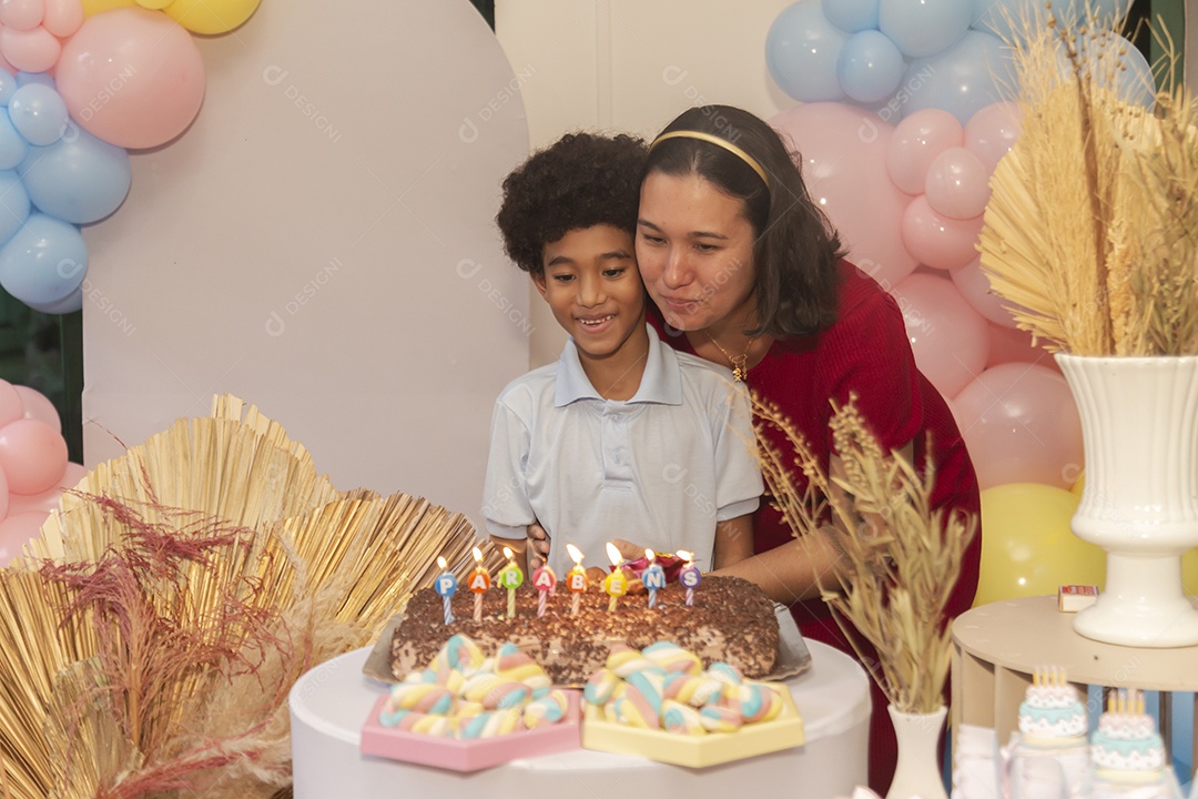 Mãe fazendo aniversário para seu filho