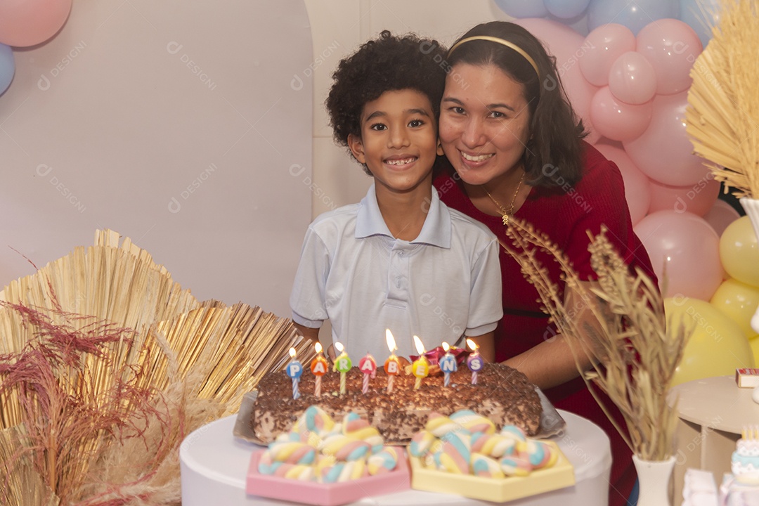 Mãe fazendo aniversário para seu filho