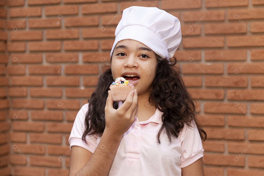 Linda criança usando roupas de chefe de cozinha