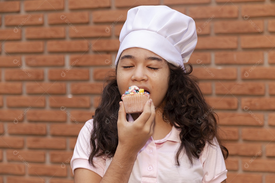 Linda criança usando roupas de chefe de cozinha