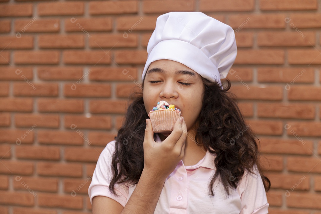 Linda criança usando roupas de chefe de cozinha