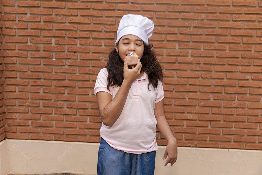 Linda criança usando roupas de chefe de cozinha