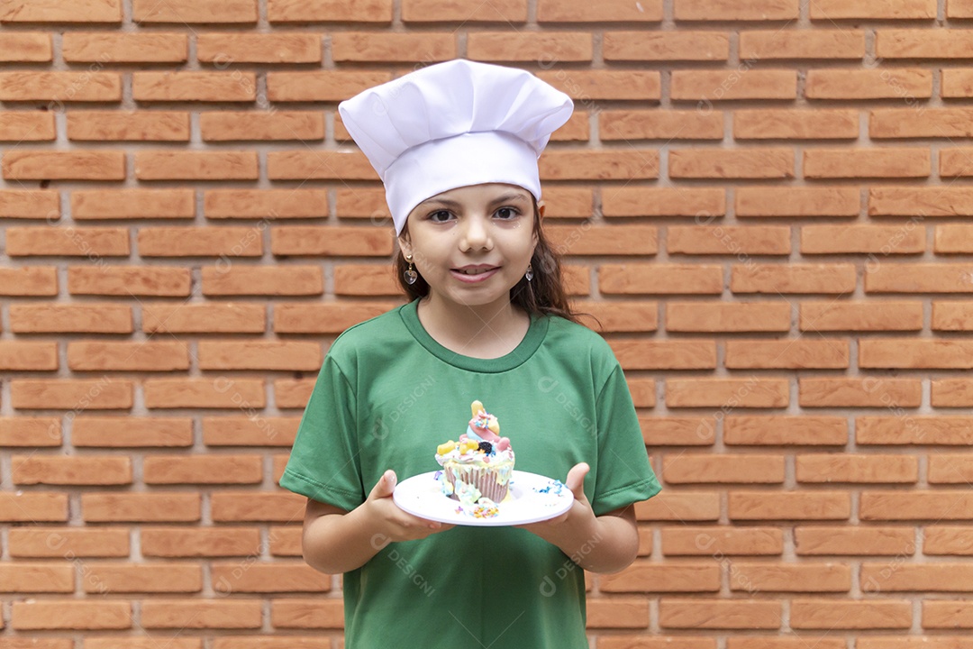 Linda criança usando roupas de chefe de cozinha