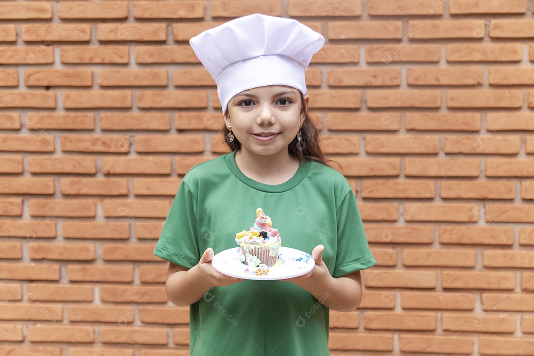 Linda criança usando roupas de chefe de cozinha