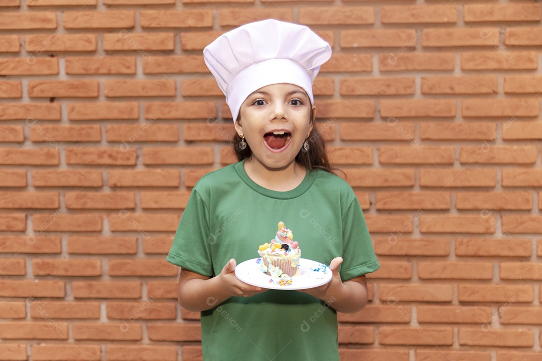 Linda criança usando roupas de chefe de cozinha