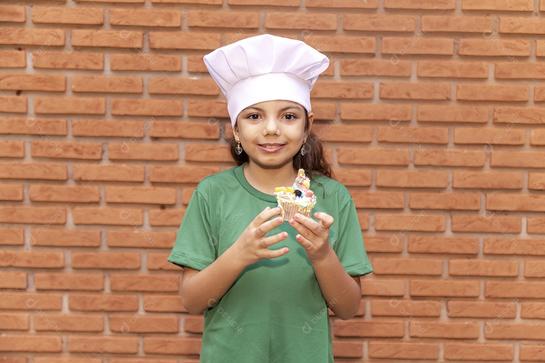 Linda criança usando roupas de chefe de cozinha