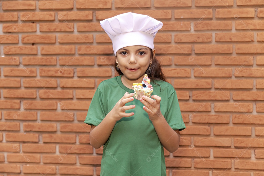 Linda criança usando roupas de chefe de cozinha