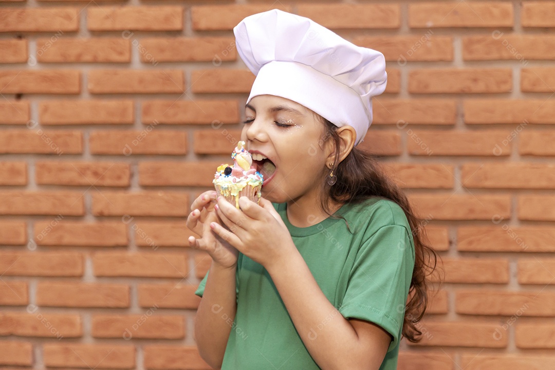 Linda criança usando roupas de chefe de cozinha