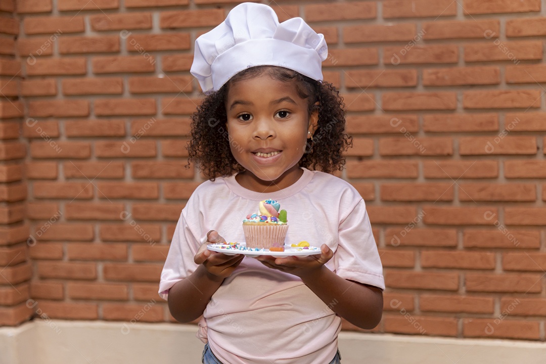 Linda criança usando roupas de chefe de cozinha