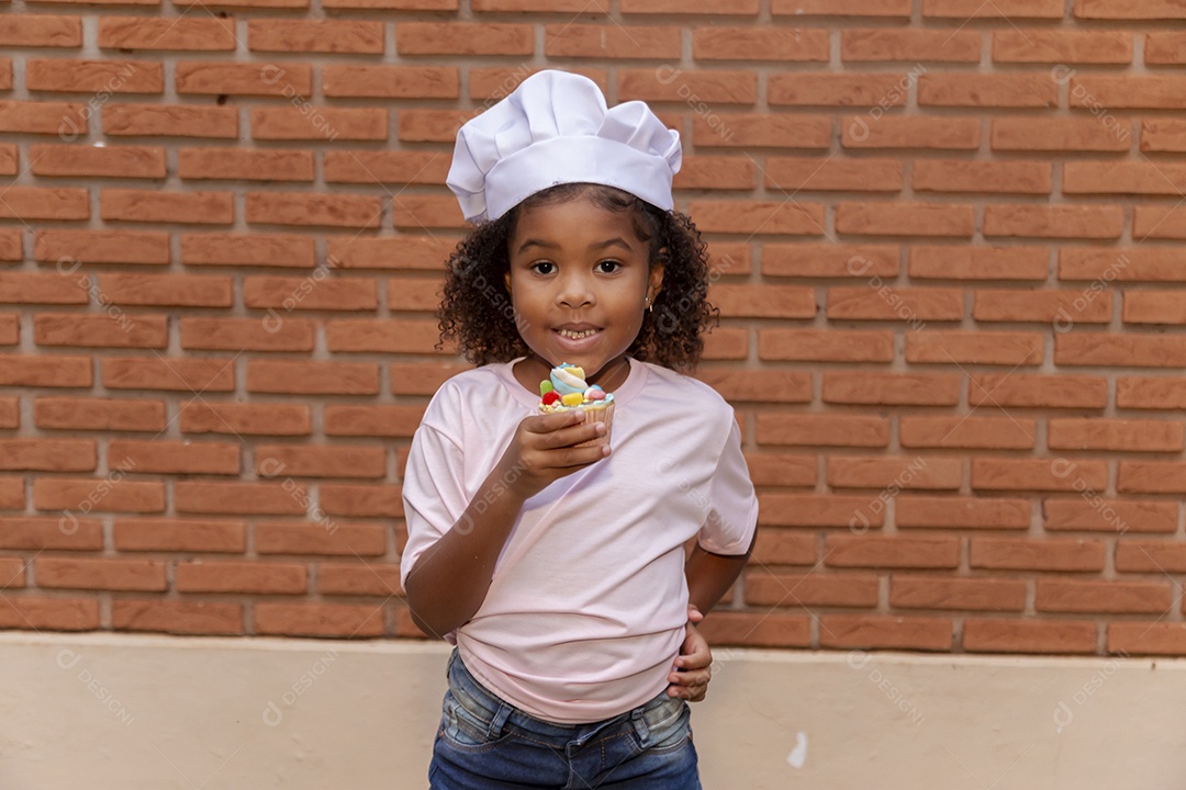 Linda criança usando roupas de chefe de cozinha