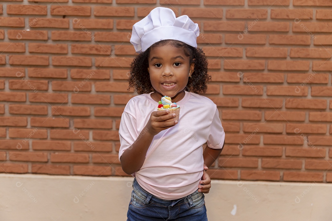 Linda criança usando roupas de chefe de cozinha