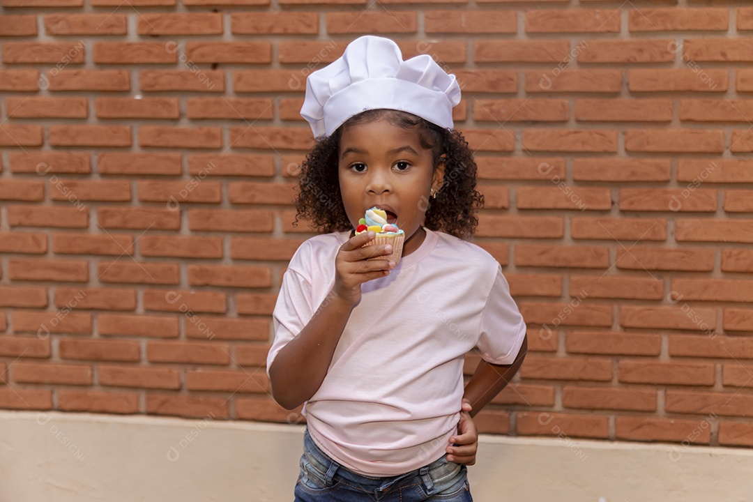 Linda criança usando roupas de chefe de cozinha