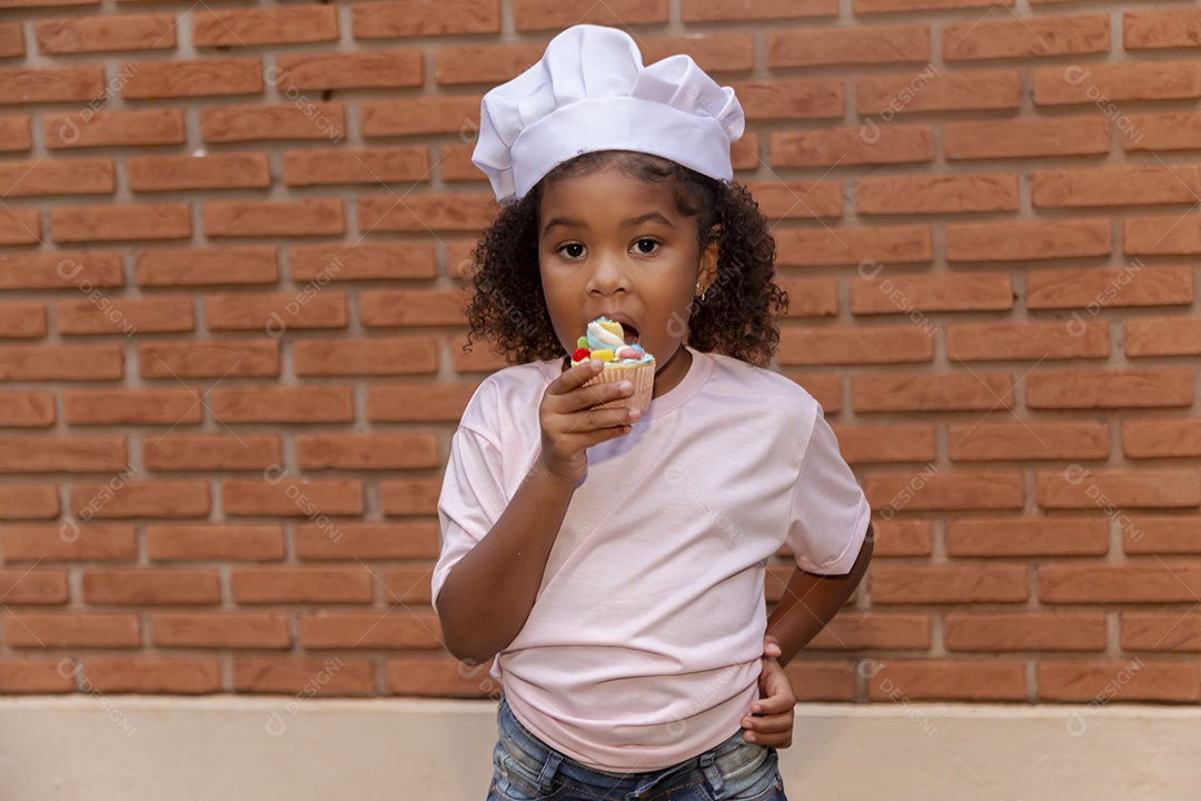 Linda criança usando roupas de chefe de cozinha