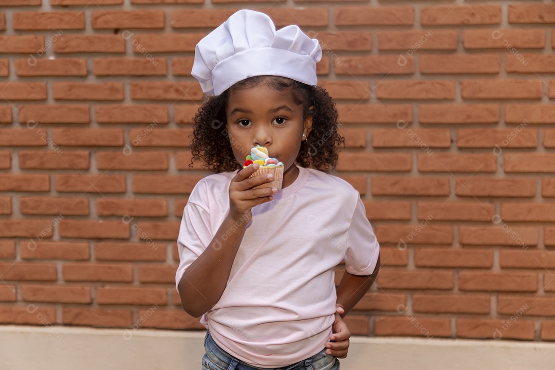 Linda criança usando roupas de chefe de cozinha