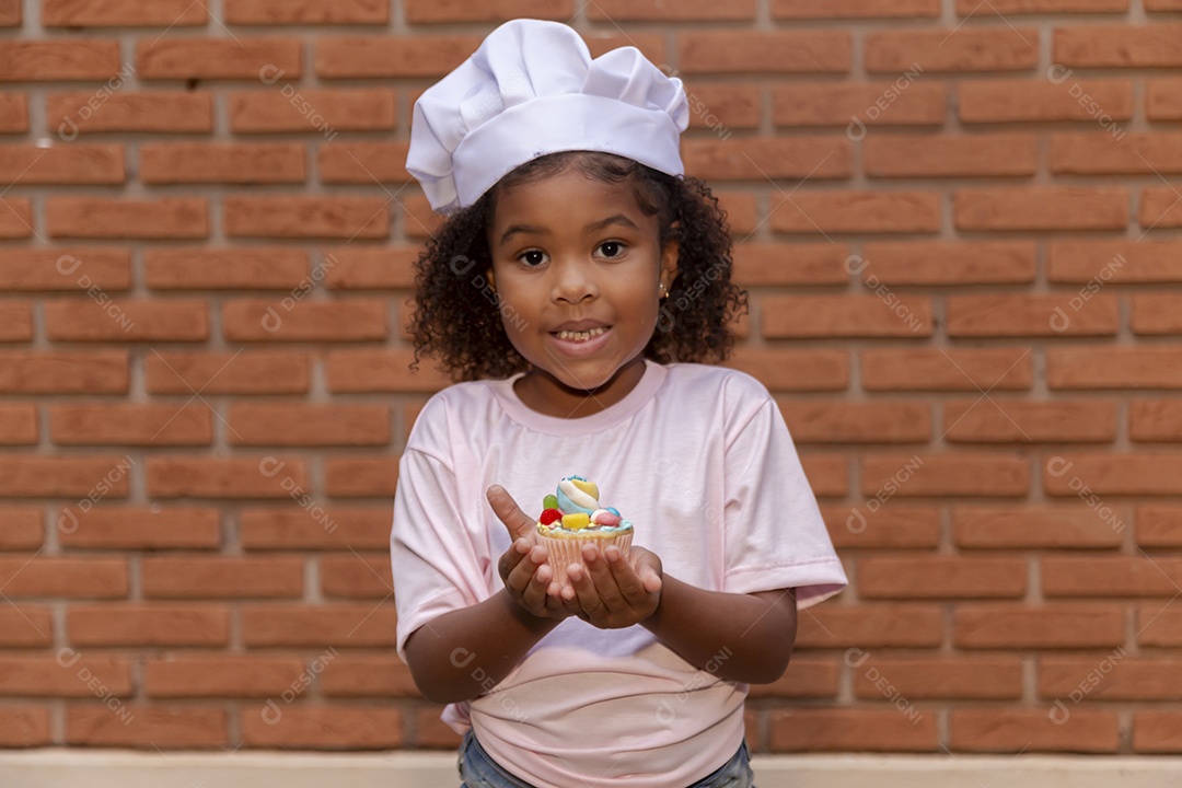 Linda criança usando roupas de chefe de cozinha