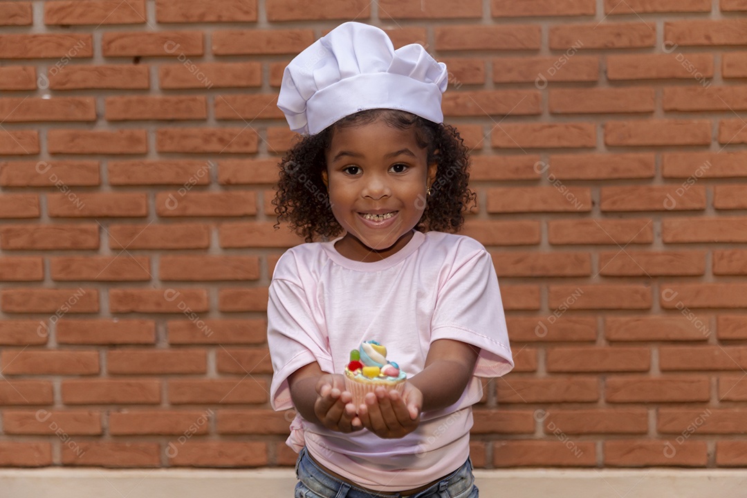 Linda criança usando roupas de chefe de cozinha