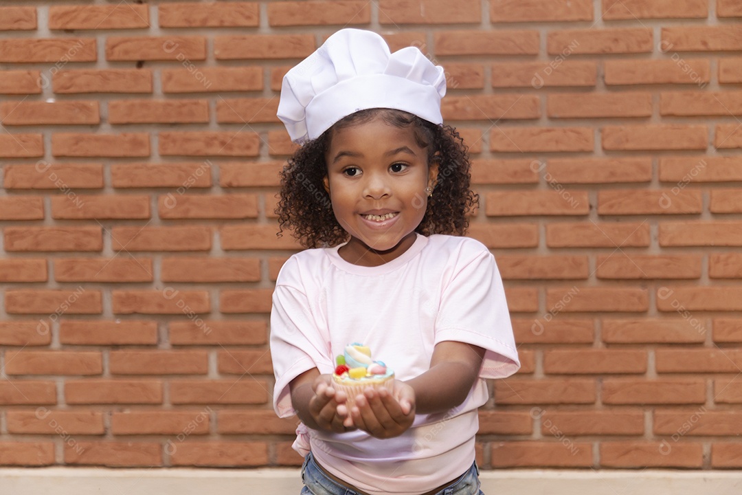 Linda criança usando roupas de chefe de cozinha