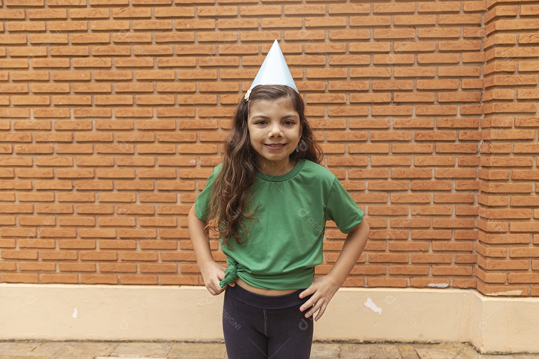 Linda criança feliz aniversariante usando chapéu de aniversário