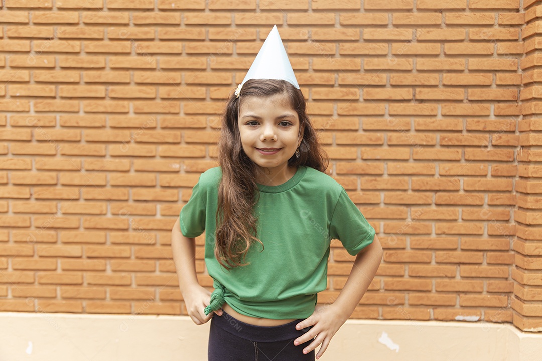 Linda criança feliz aniversariante usando chapéu de aniversário