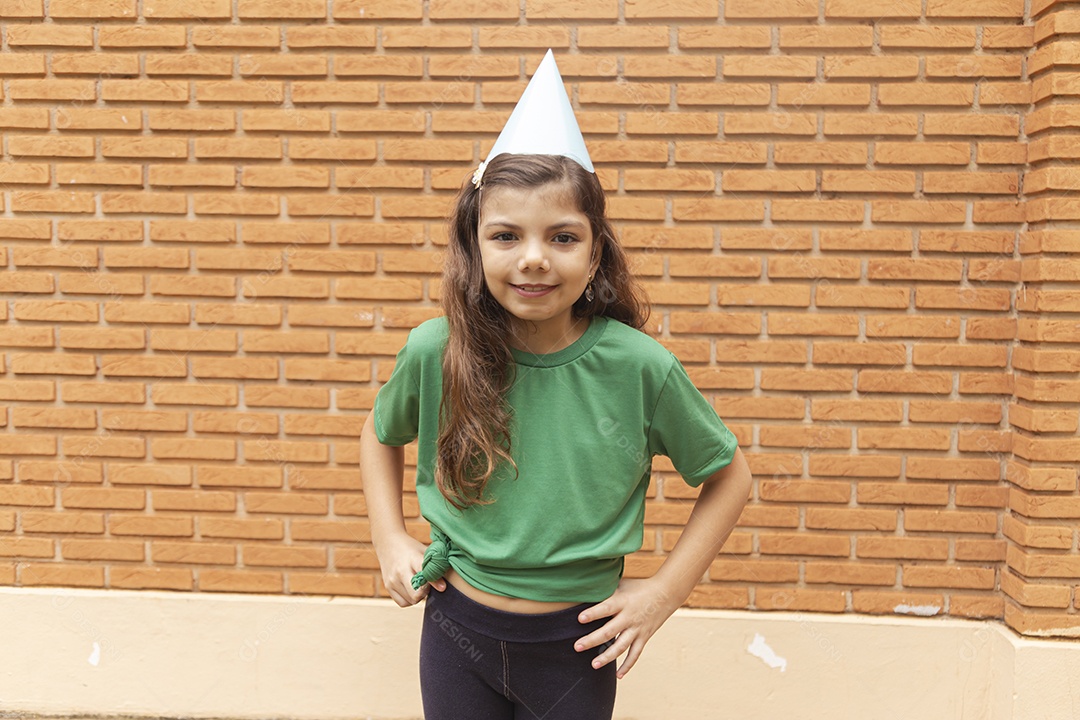 Linda criança feliz aniversariante usando chapéu de aniversário