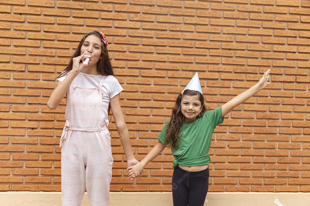 Lindas crianças felizes usando chapéu de aniversário