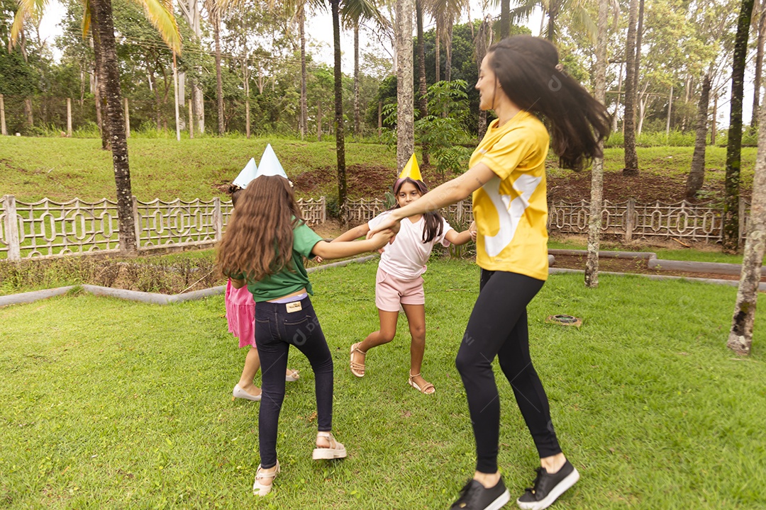Lindas crianças felizes usando chapéu de aniversário