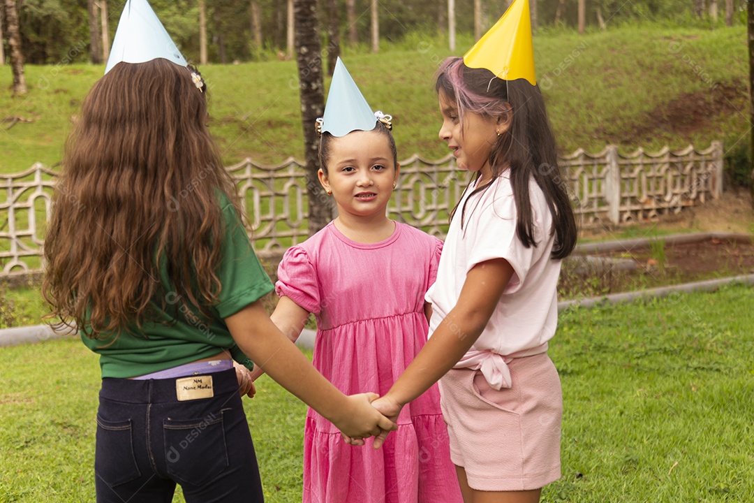 Lindas crianças felizes usando chapéu de aniversário