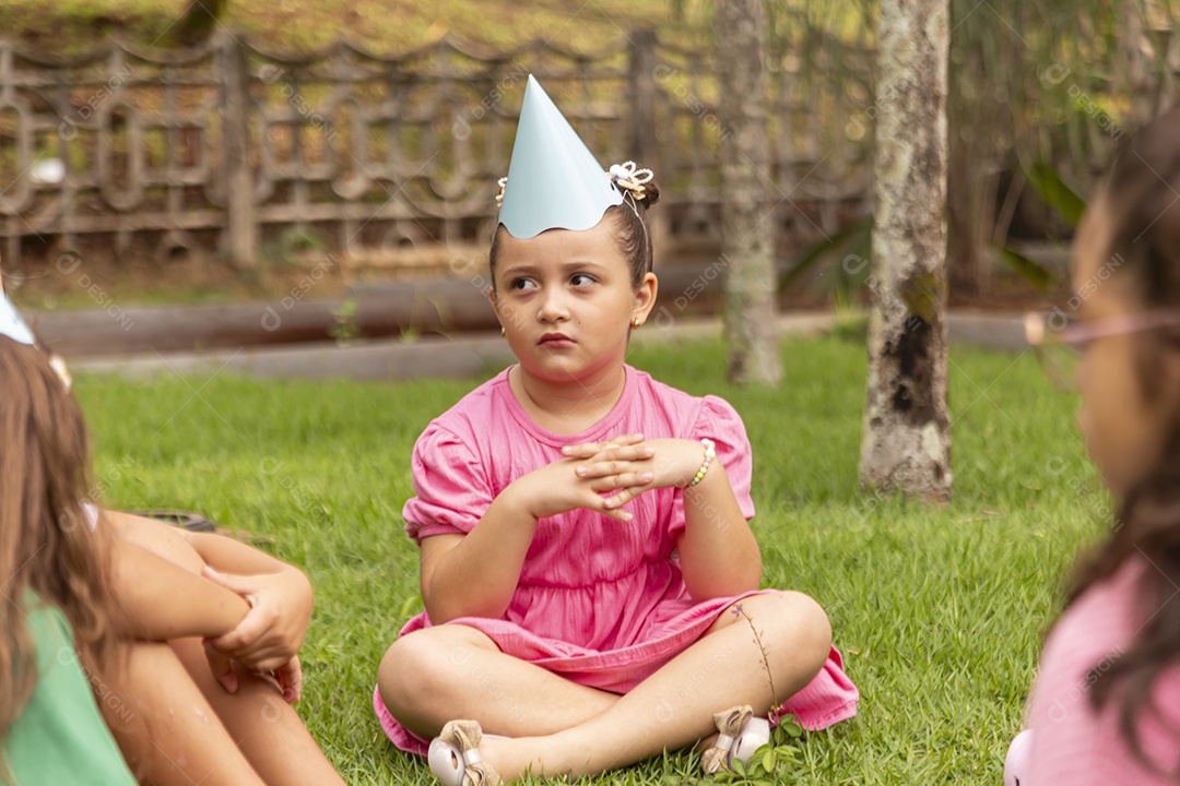Lindas crianças felizes usando chapéu de aniversário