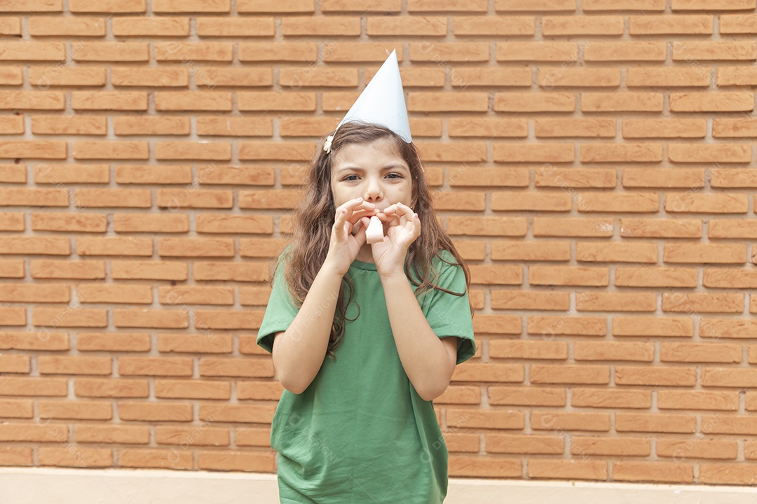 Linda menina aniversariante feliz