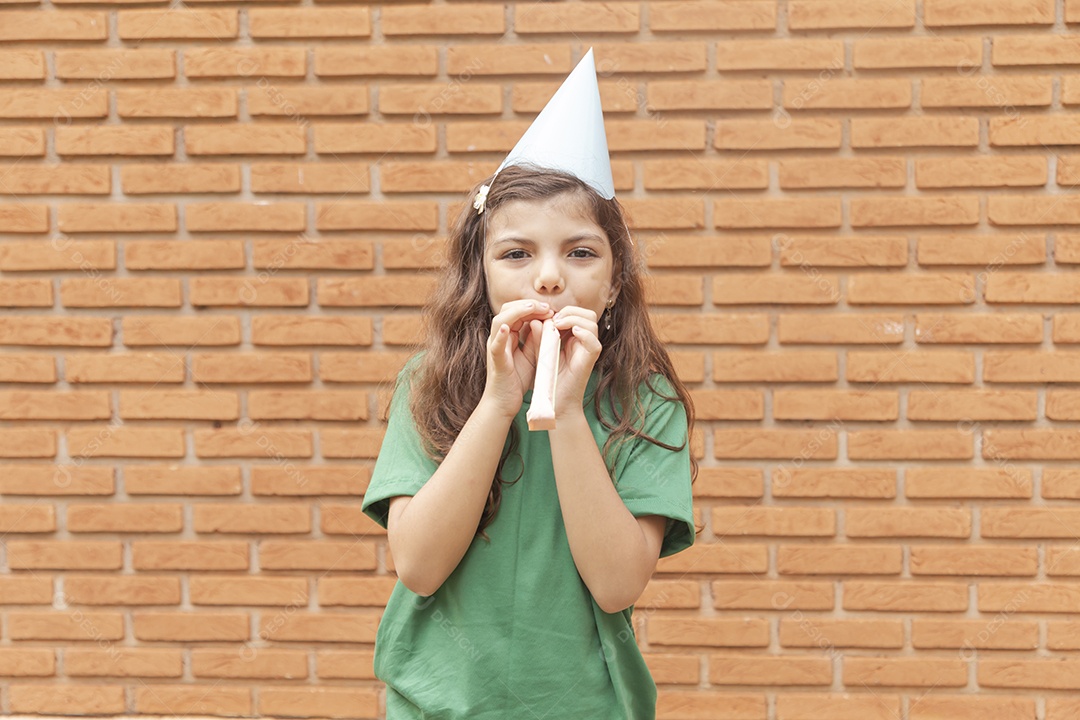 Linda menina aniversariante feliz