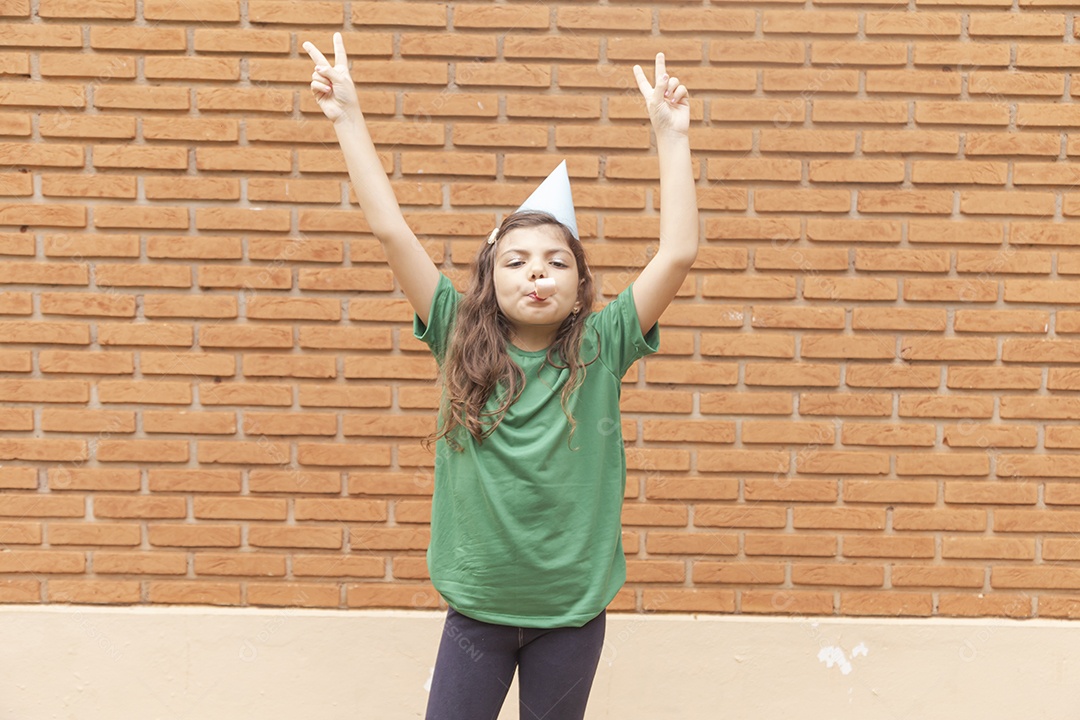 Linda menina aniversariante feliz