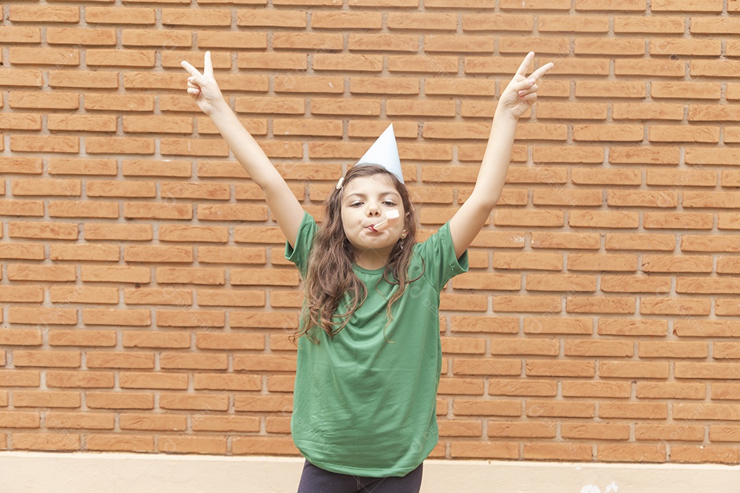 Linda menina aniversariante feliz