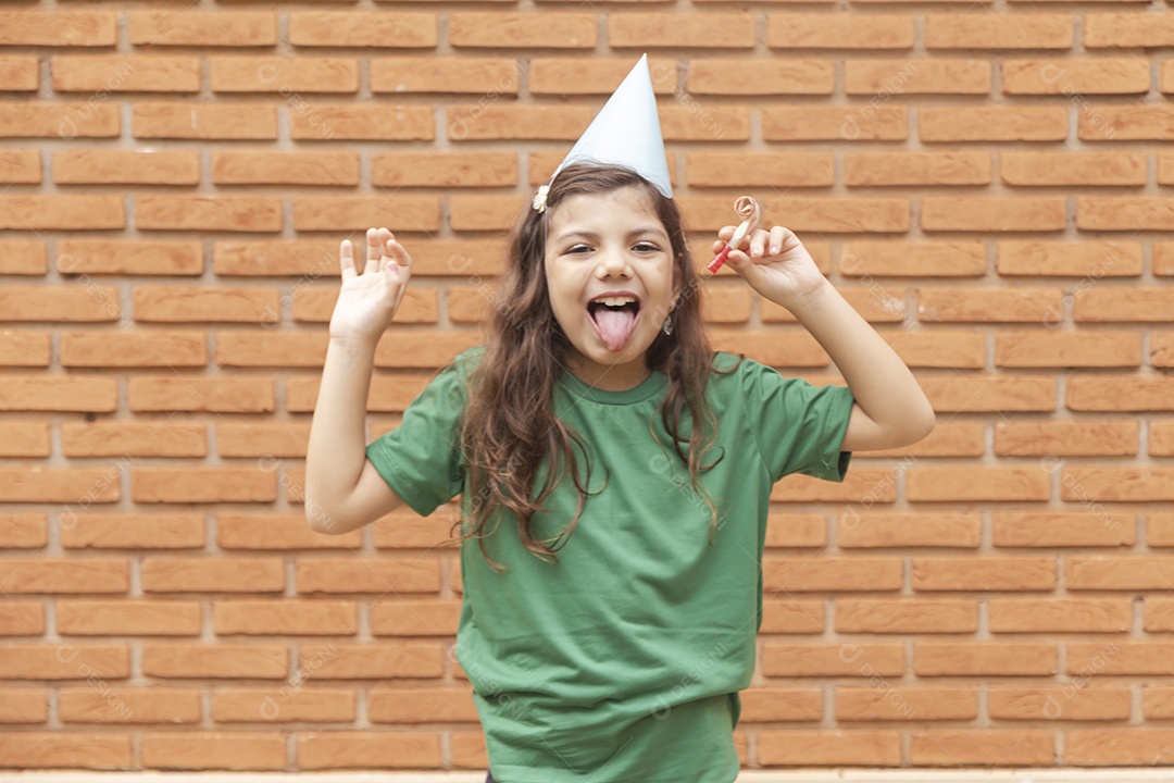 Linda menina aniversariante feliz
