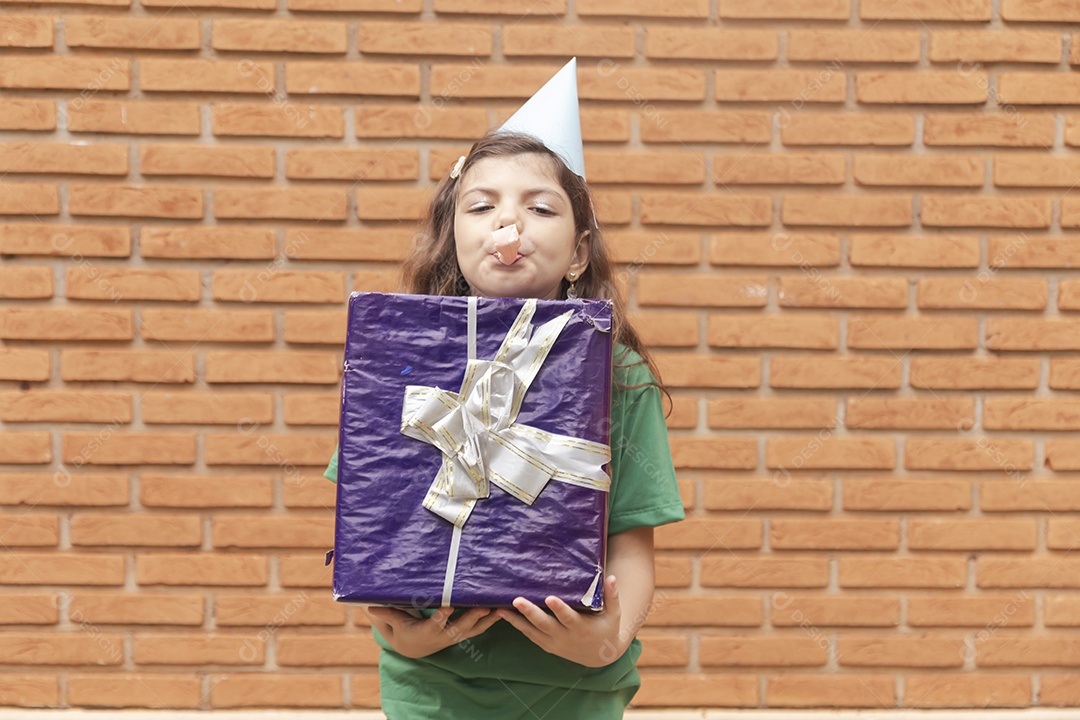 Linda menina aniversariante feliz