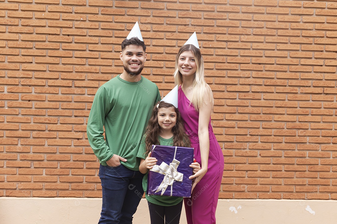 Jovens casal dando presente aniversariante linda menina