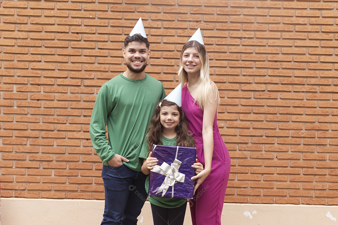 Jovens casal dando presente aniversariante linda menina