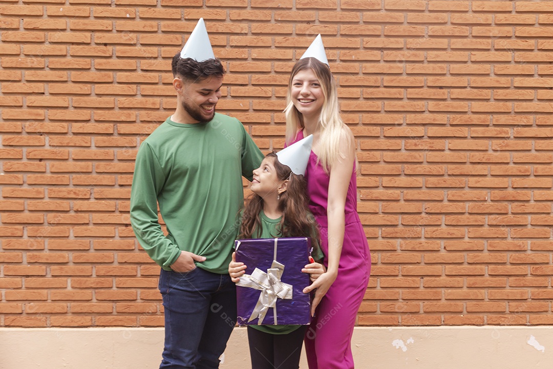 Jovens casal dando presente aniversariante linda menina