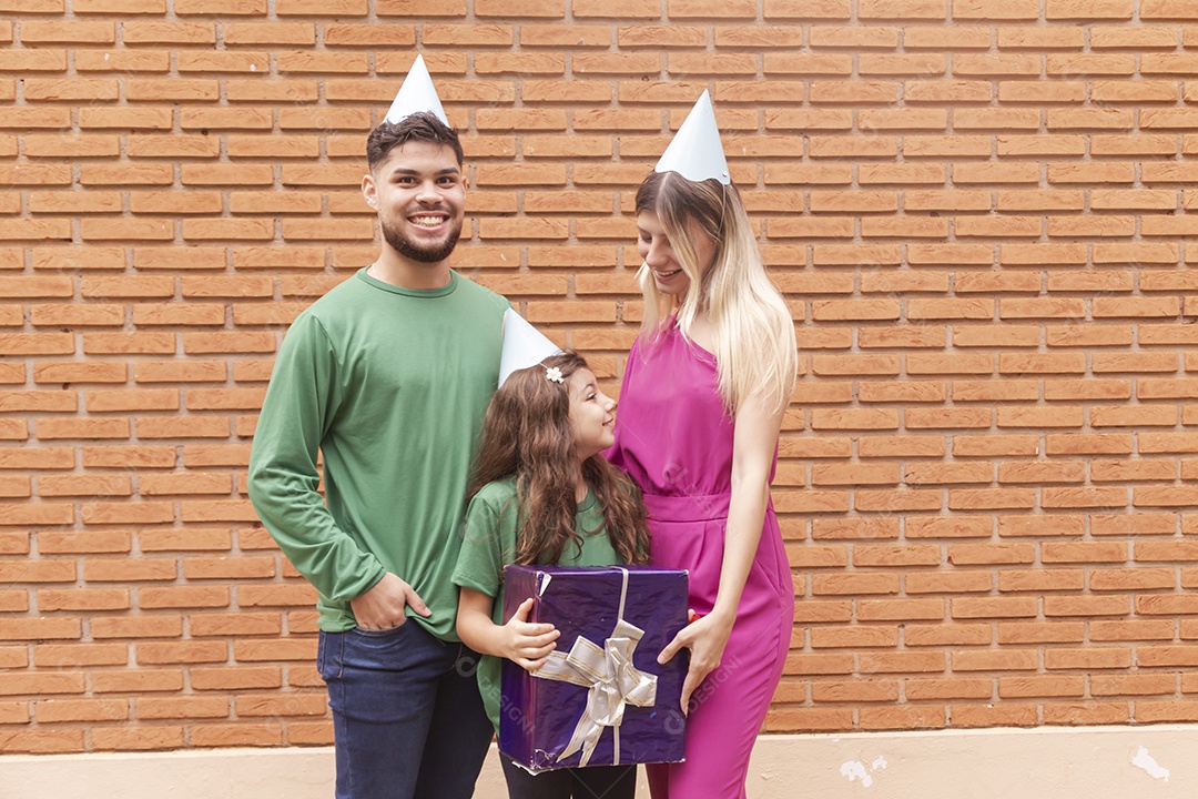 Jovens casal dando presente aniversariante linda menina