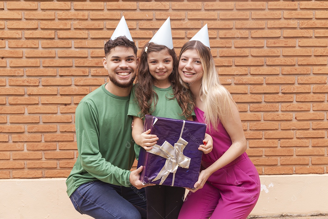 Jovens pessoas usando chapéu de aniversário